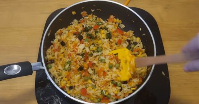 Pratos Únicos: Arroz à Grega: Uma Explosão de Cores e Sabores para Transformar sua Refeição!