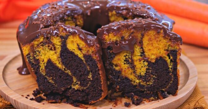 Bolos: Bolo 2 em 1 mesclado de cenoura e chocolate, fica fofinho, mas acaba rápido demais pois todos adoram