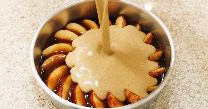 Bolos: Bolo de maçã com as fatias inteiras