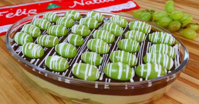 Sobremesas: Composto por camadas de brigadeiro de Ninho, ganache de chocolate e uvas frescas, esse bombom de uva na travessa é a perfeição