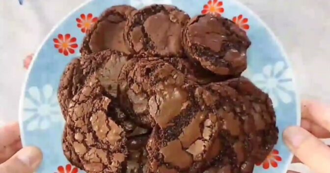 Lanches: Sabor de Conforto: Cookies de Chocolate Simples para Dias Chuvosos!