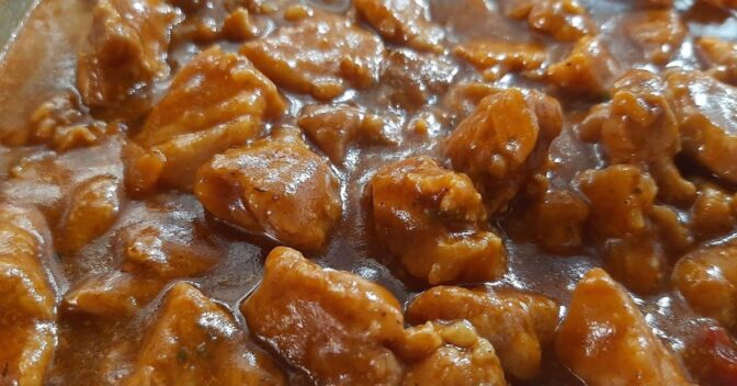 Carnes: Almoço econômico com carne de porco ao molho
