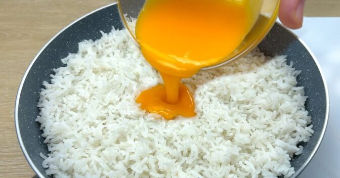 Pratos Únicos: Um jeito diferente de fazer arroz com ovos, esse truque culinário faz com que as claras fiquem douradas durante o cozimento