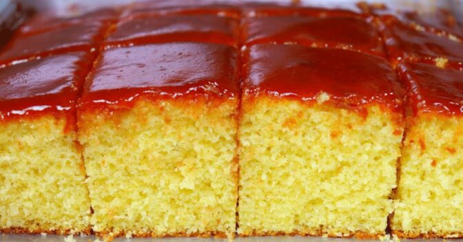 Bolos: Bolo de fubá da massa bem macia com calda de goiabada