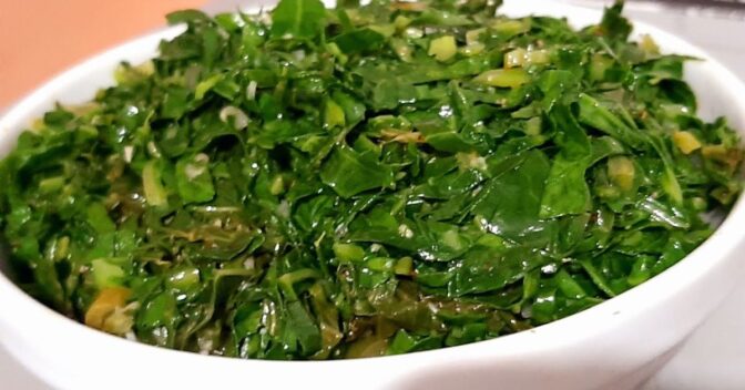 Acompanhamentos: Esta receita de couve refogada na manteiga é ideal para aqueles dias em que você precisa de um prato rápido e nutritivo