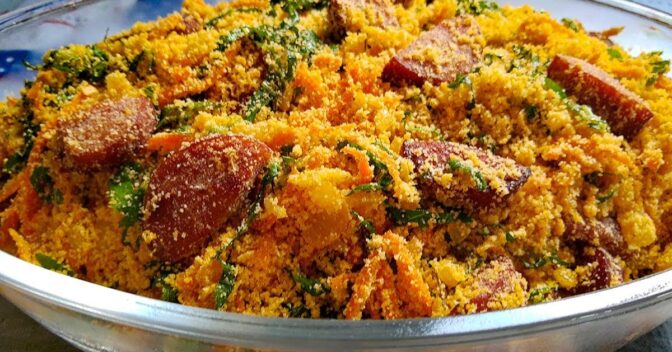 Acompanhamentos: Uma farofa bem preparada é um complemento perfeito para qualquer refeição, aprenda a farofa de cenoura com calabresa