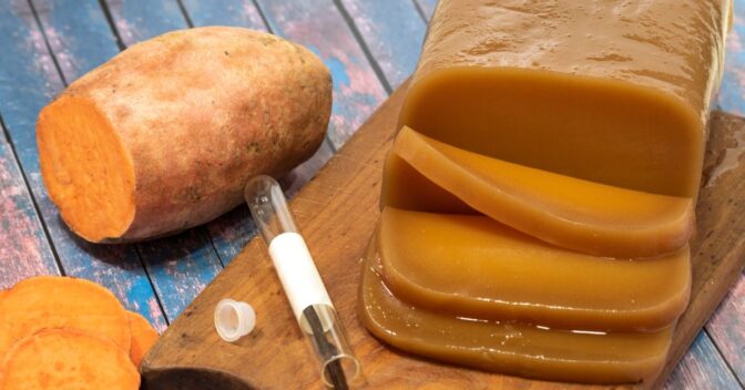 Doces: Marrom Glacê é tão simples, leva apenas batata doce, açúcar, gelatina incolor e essência de baunilha, doce clássico