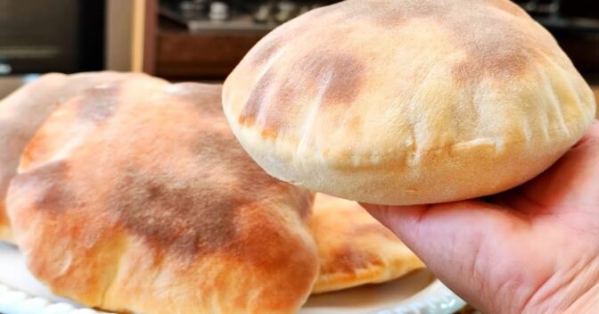 Pães: Diz a lenda que o ar dentro do pão Sírio representa os suspiros e desejos das pessoas que o preparam, elevando o pão a um status especial