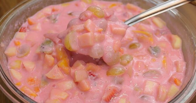 Sobremesas: Salada de Frutas Cremosa com Gelatina de Morango