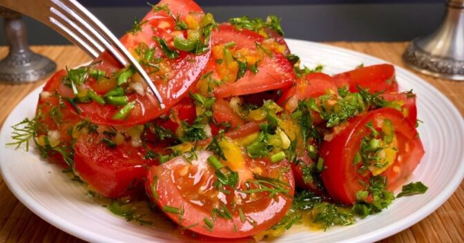 Saladas: Salada de tomate com endro é refrescante, leve e saboroso, veja como preparar