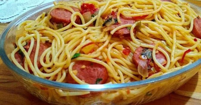 Pratos Únicos: Macarrão com Calabresa e Molho de Tomate Fresco: Uma Explosão de Sabores!