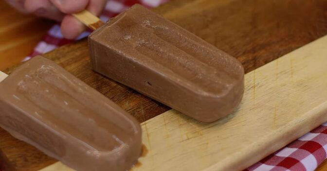 Sobremesas: Picolé Caseiro Chicabom: Receita Super Cremosa e Fácil de Fazer em Casa!