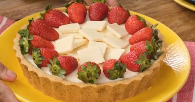 Sobremesas: Receita de Torta de Morango com Chocolate Branco: Uma Sobremesa Irresistível para Surpreender!