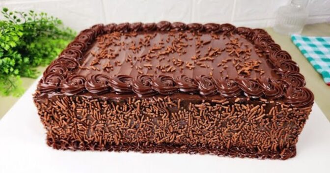 Bolos: BOLO DE BRIGADEIRO CREMOSO PARA 20 PESSOAS
