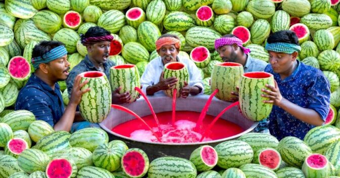 Bebidas: Produção de suco de melancia na casca mostra a generosidade da Índia rural
