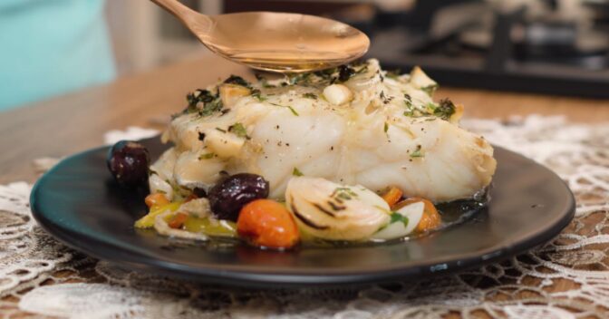 Peixes / Frutos do Mar: Lombo de bacalhau colocado sobre uma cama colorida de pimentões, aprenda a fazer essa bacalhoada