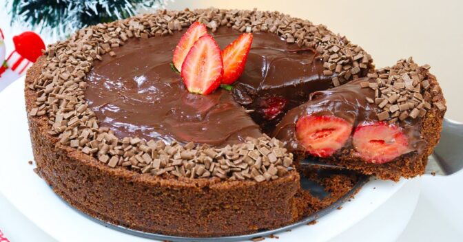 Bolos: TORTA DE CHOCOLATE COM MORANGO