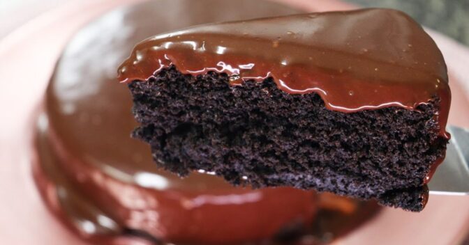 Bolos: Bolo de Biscoito de Chocolate Sem Ovos com Apenas 3 Ingredientes!