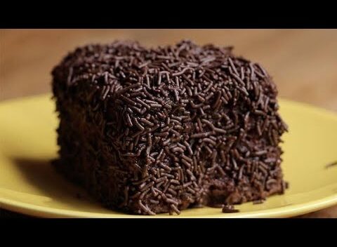 Bolos: BOLO DE CHOCOLATE COM MASSA MOLHADINHA
