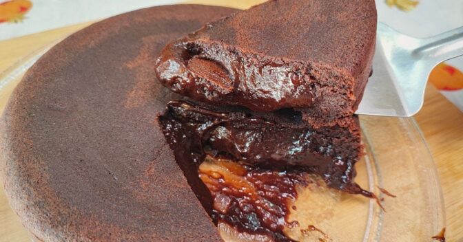 Bolos: Bolo fondue tem calda de chocolate que se forma dentro do bolo durante o cozimento e é de encher os olhos