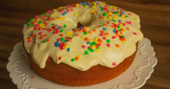 Bolos: BOLO COLORIDO DA FELICIDADE ❤️ PROMETE TORNAR CADA MORDIDA ESPECIAL