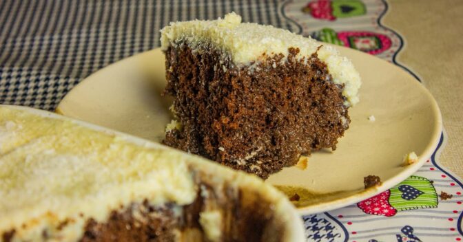 Bolos: Toalha felpuda de chocolate, esse é o bolo ultra molhadinho de chocolate com cobertura de coco