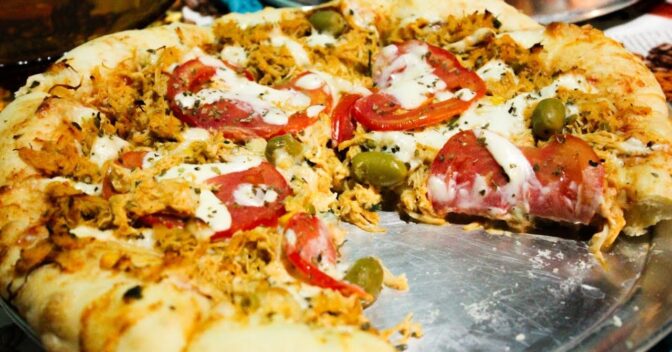 Lanches: Pizza com abertura da massa à mão, sem o uso de rolo, com 4 ingredientes