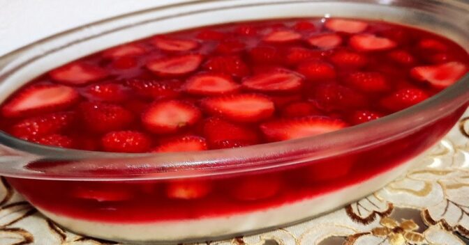 Sobremesas: SOBREMESA DE MORANGO FÁCIL, SOBREMESA GELADA DE MORANGO