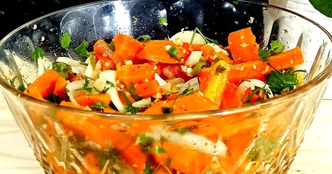 Saladas: SALADA DE CENOURA COM ALHO FRITO