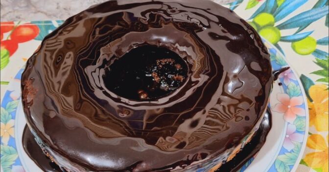 Bolos: Bolo de chocolate com cobertura
