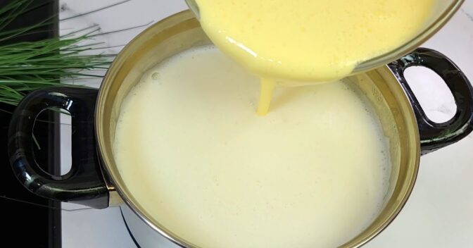 Acompanhamentos: Despeje um ovo no leite fervente e não comprei mais queijo no supermercado