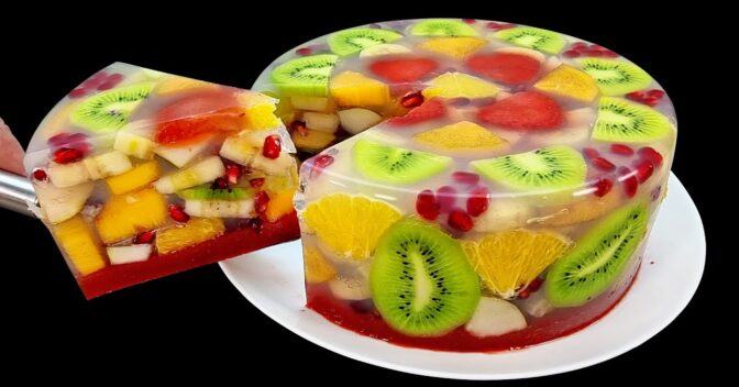 Sobremesas: Sobremesa linda de gelatina e frutas com base de geleia de morango