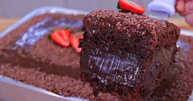 Bolos: BOLO DE CHOCOLATE RECHEADO BEM MOLHADINHO E SUCULENTO!