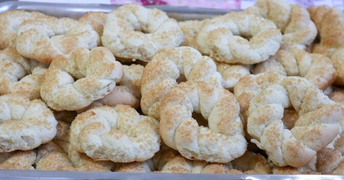 Lanches: Só bate no liquidificador e misture na farinha! BISCOITO DE NATA COM SALAMONÍACO MACIO E CROCANTE