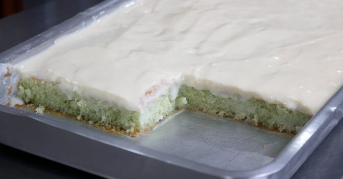 Bolos: BOLO DE LIMÃO FÁCIL NA FORMA BEM MOLHADINHO E COBERTURA MUITO CREMOSA
