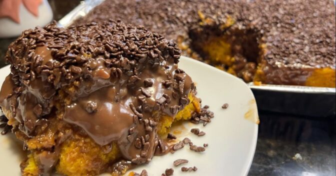 Bolos: Bolo de Cenoura Recheado com Doce de Leite e Calda de Brigadeiro