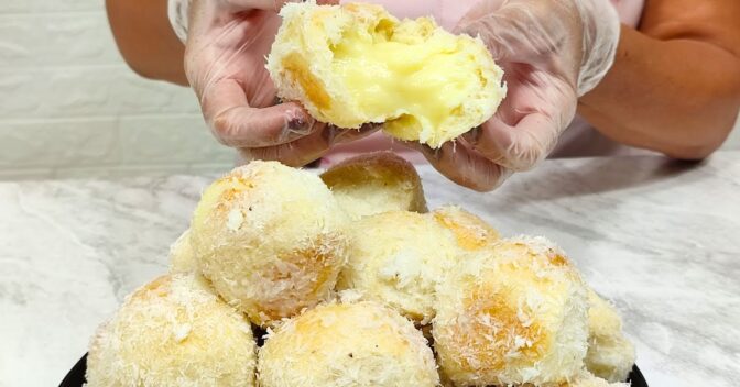 Pães: Pãozinho de coco muito recheado um verdadeiro pedacinho do céu