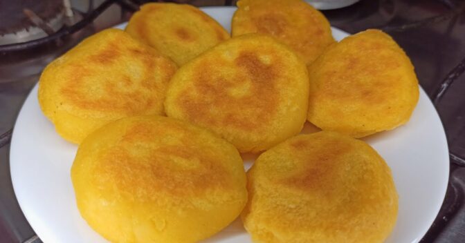 Pães: PÃOZINHO DE FUBÁ DE FRIGIDEIRA COM APENAS 2 INGREDIENTES, PARA O CAFÉ DA MANHÃ OU LANCHE EM MINUTOS