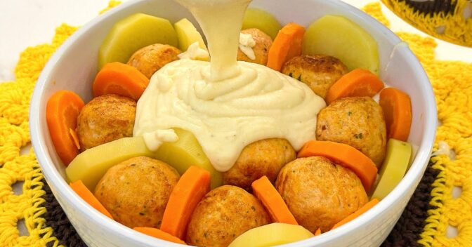 Carnes: JÁ FEZ FRANGO ASSIM? BOLINHAS DE FRANGO GRATINADAS COM CREME E LEGUMES AO FORNO