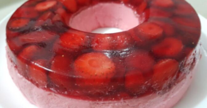 Sobremesa: Apenas creme de leite, gelatina e morangos são necessários para criar esta sobremesa fascinante.