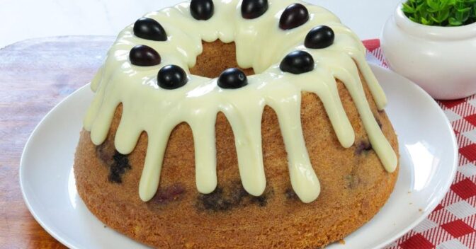 Bolos: Delicioso Bolo de Uva com Massa Suave e Irresistível Cobertura de Limão – O Bolo Macio Perfeito para o Seu Lanche
