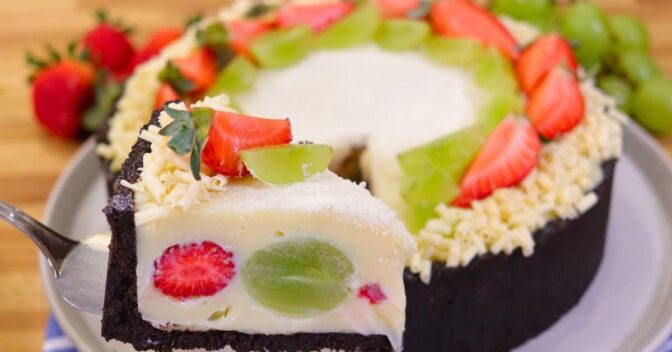 Sobremesa: Celebre o Dia dos Pais com uma Deliciosa Torta Bombom de Leite Ninho com Morango e Uva