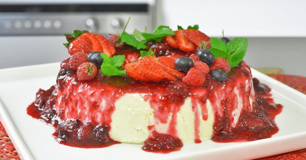 Bolos: Delícia Natalina: Pudim de Chocolate Branco Adornado com Frutas Vermelhas 