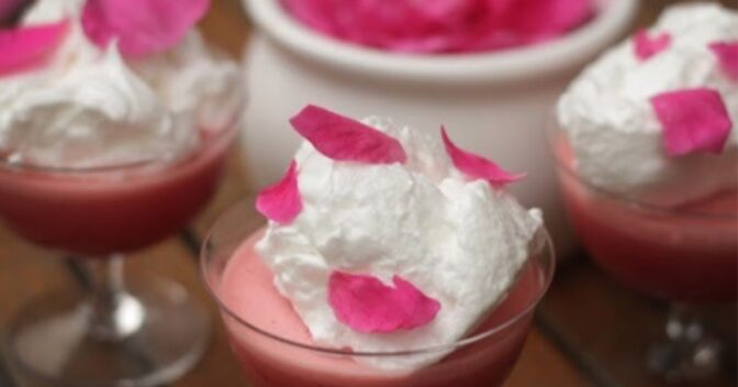 Sobremesa: Delicioso Flan de Morangos Envolvido com Merengue Aromatizado de Rosas