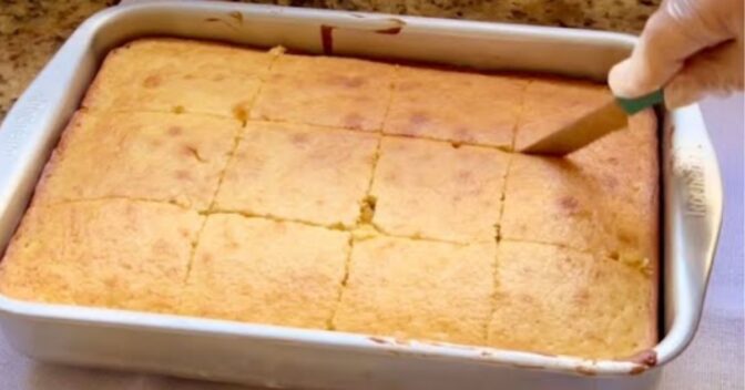 Bolos: Delicioso e suave bolo de coco em pedaços: incrivelmente macio e úmido, e ainda por cima fácil de fazer.