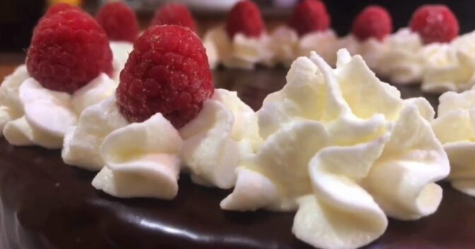 Bolos: Faça um creme chantilly perfeito com creme de leite sem usar emustab