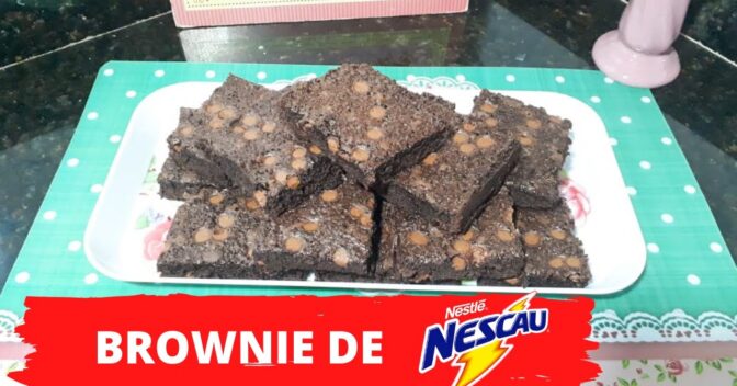 Sobremesas: Nescau Brownie Enfeitado com Deliciosas Gotas de Chocolate