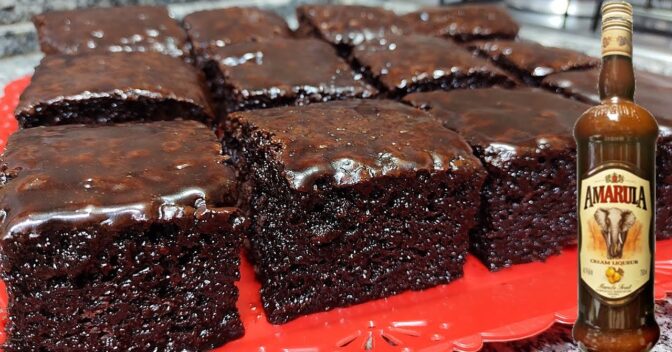 Bolos: Delicioso Bolo de Chocolate com Amarula: Receita Fácil e Úmida Perfeita para o Dia dos Namorados, com Calda Irresistível